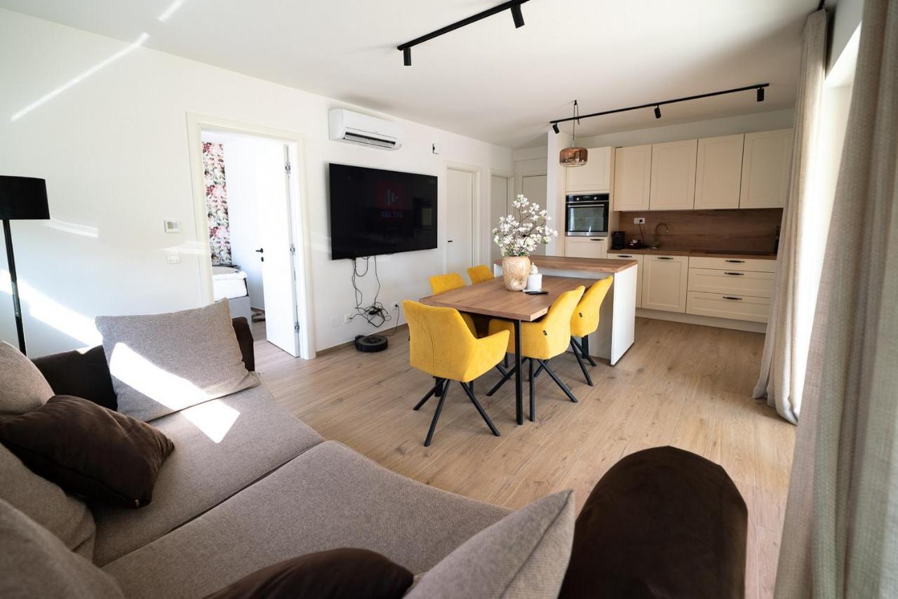 Apartments Kras 24 With Pool Sezana Luaran gambar
