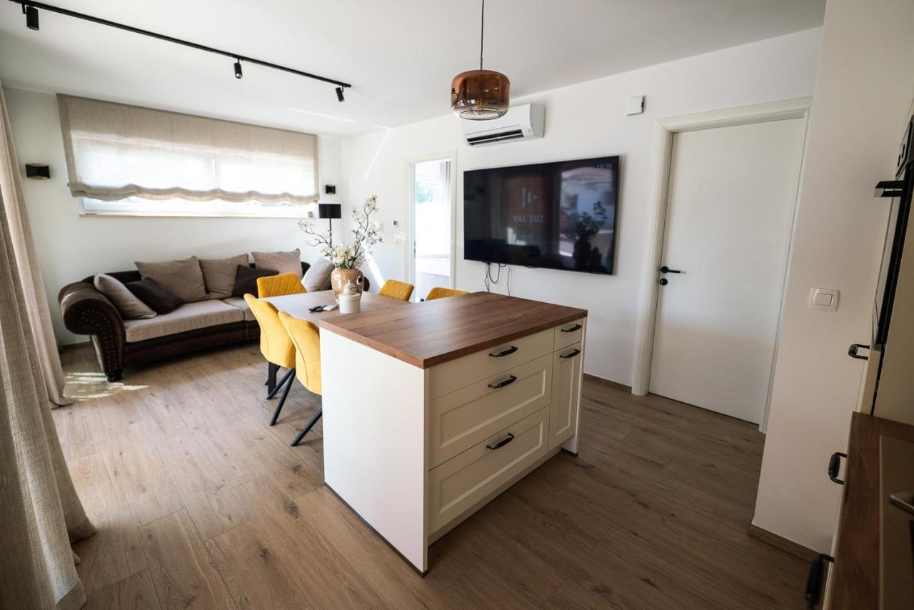 Apartments Kras 24 With Pool Sezana Luaran gambar